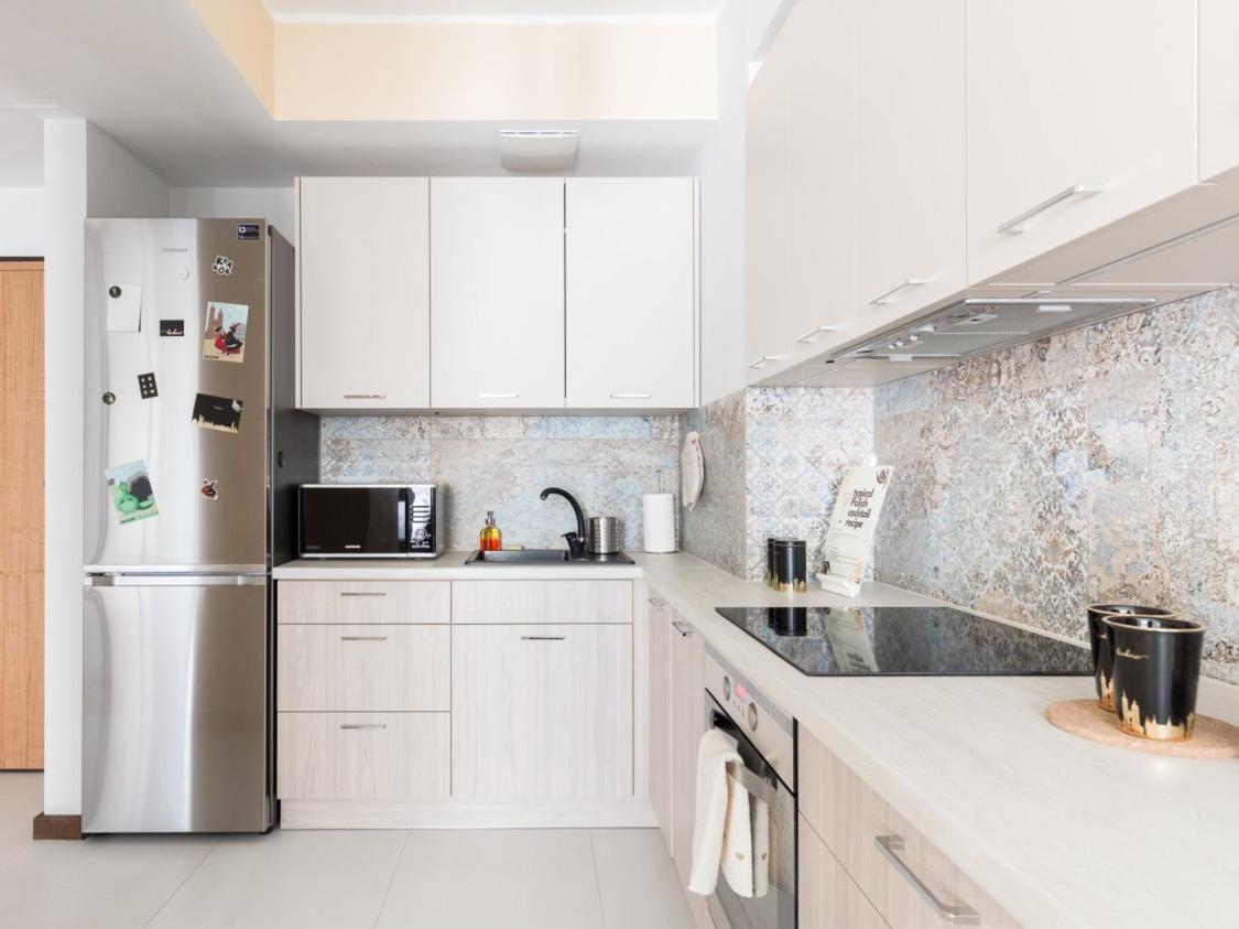Rentplanet - Angel Plaza Apartment